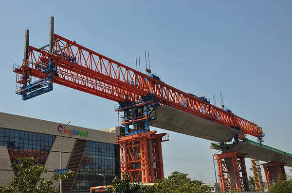 Gantry peluncuran girder mengangkat girder beton pracetak di atas pilar jembatan layang