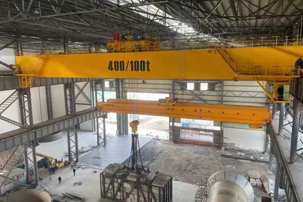 Overhead crane dinding ganda 400/100 t dengan kait utama dan kait bantu, mengangkat beban di bengkel konstruksi baja