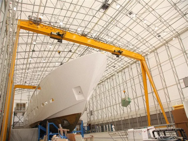 Gantry crane dinding tunggal tipe Eropa berwarna kuning membentang di bengkel perakitan besar