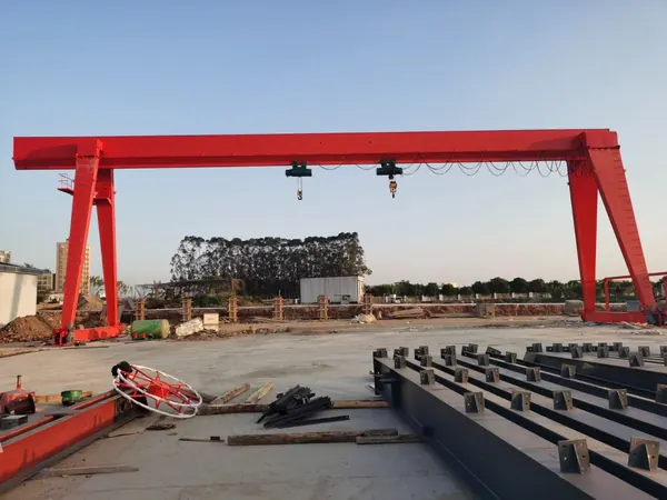 Gantry crane dinding tunggal dengan dua hoist listrik di yard terbuka