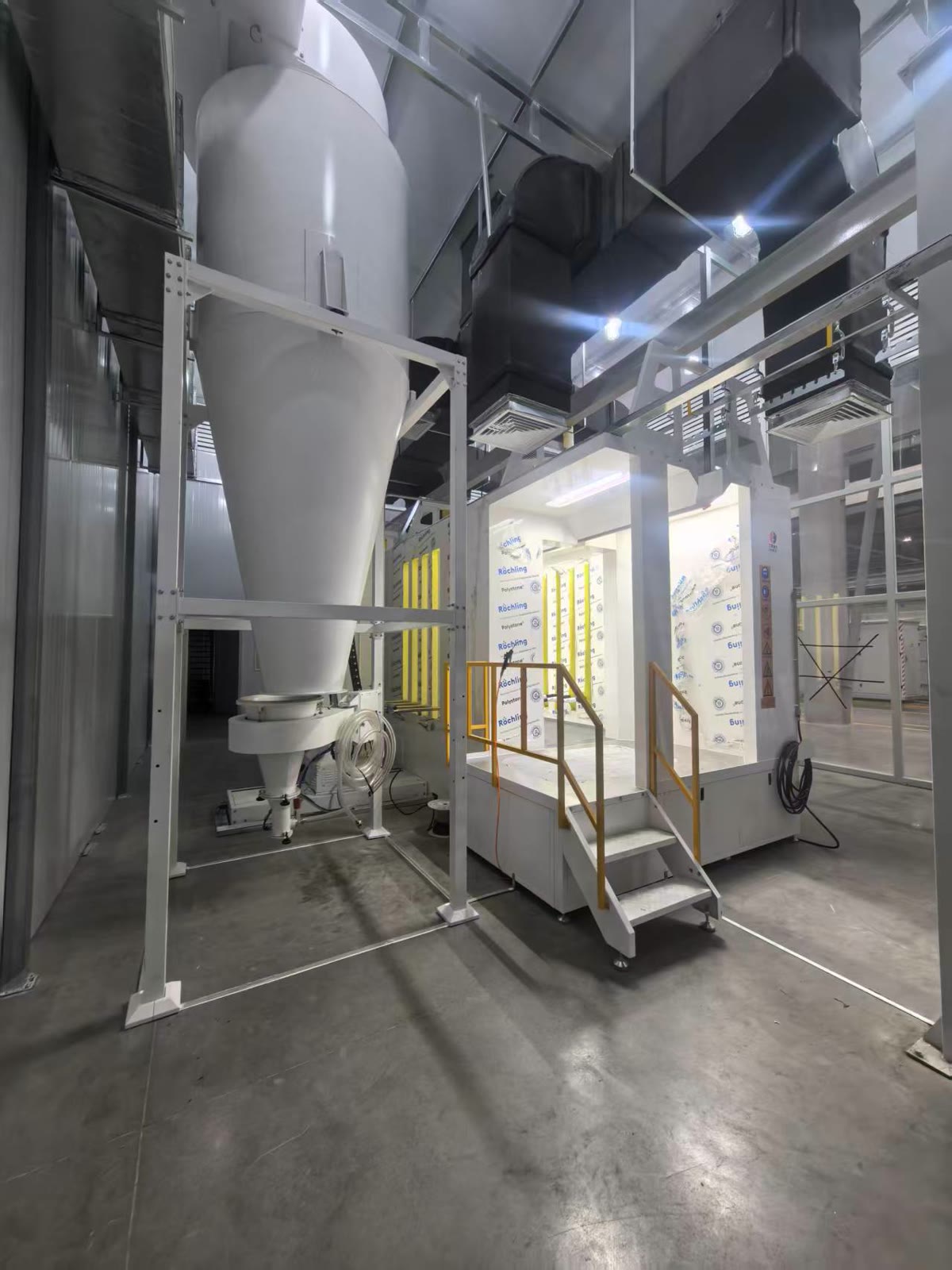 Powder spray booth with cyclone recovery
